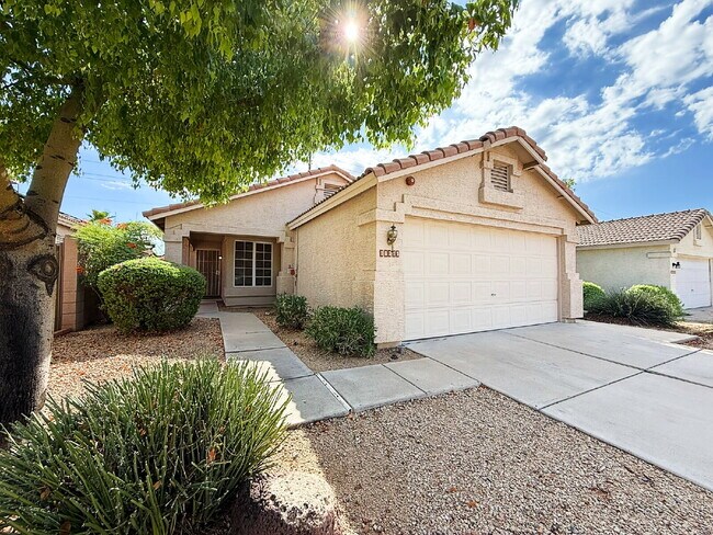 Building Photo - Stylish 1-story 1,301 Sq. Ft. House in Inv...