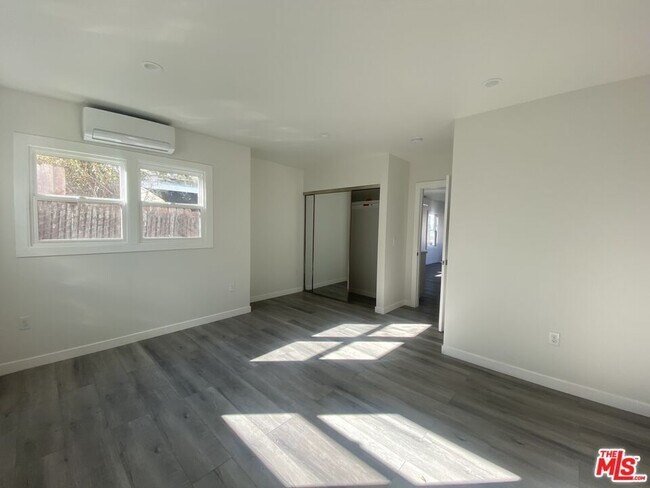 Photo - 142 Douglas St