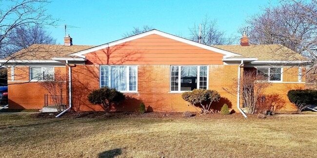 2 Bedroom, 2 Bath Duplex, Huge Basement with 2-Car Garage – St. Clair Shores - 2 Bedroom, 2 Bath Duplex, Huge Basement with 2-Car Garage – St. Clair Shores