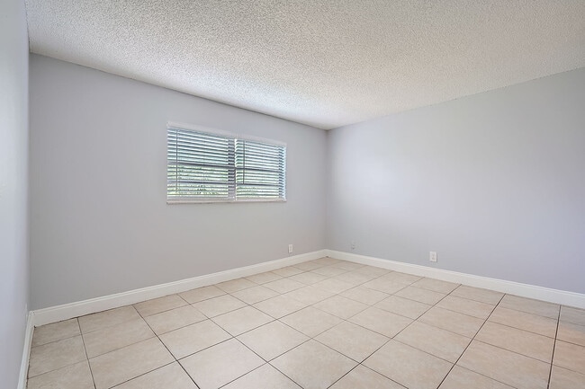 Primary Bedroom 1 - Viewmax Apartments - Viewmax Apartments