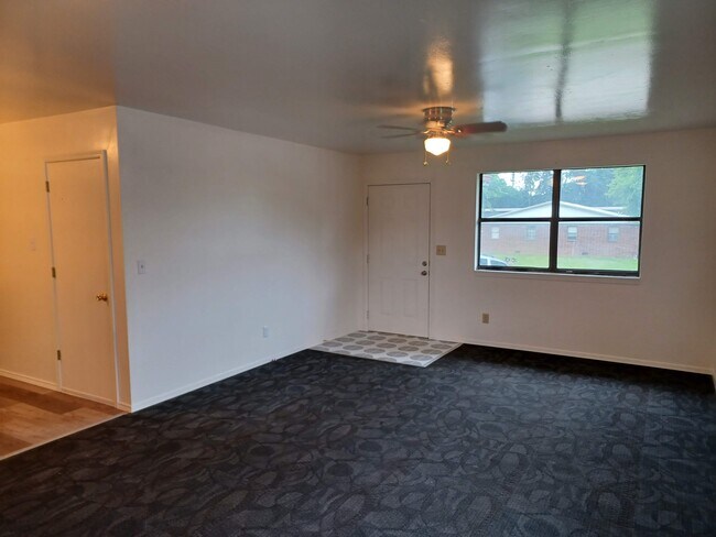 Sala de estar - 1606 Campus Dr Unidad B