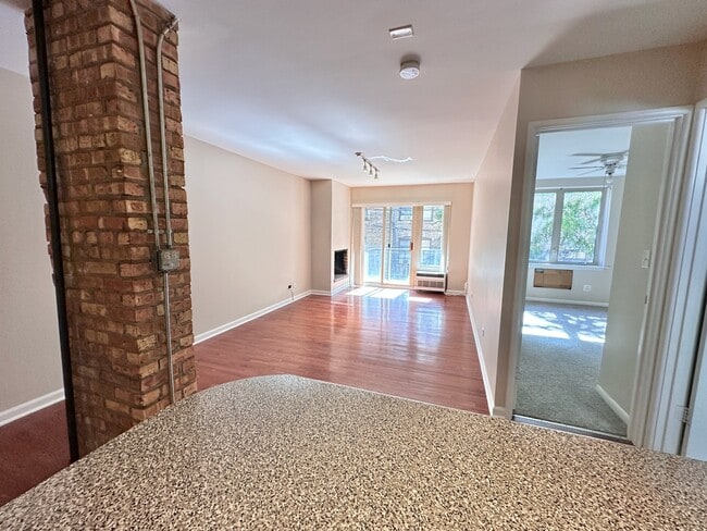 Photo - 435 W Oakdale Ave Unit 2E