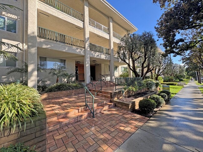 Building Photo - 420 S Madison Ave Unit 217