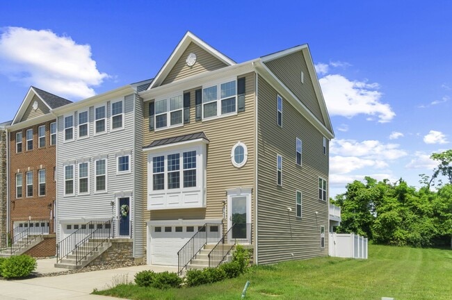 Upscale Millersville Townhouse with garage - Upscale Millersville Townhouse with garage