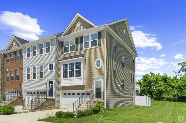 Building Photo - Upscale Millersville Townhouse with garage