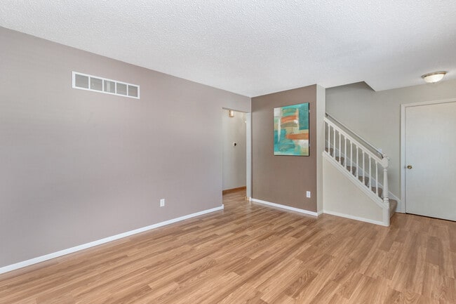 Photo - 1930 Center St W