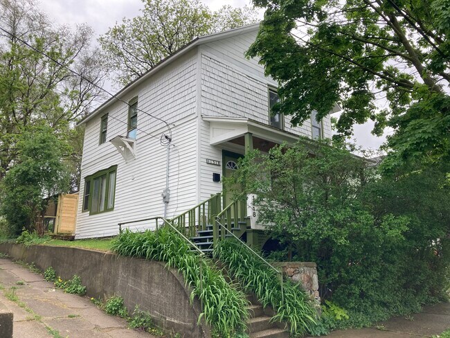 Photo - 1318 Maude Ave NE House