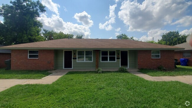 Building Photo - (2) Bedroom Duplex E Norman Available SOON... Rental