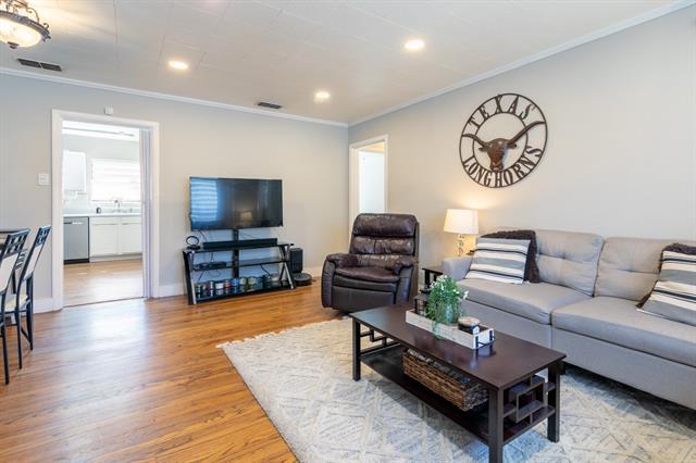 Photo - 1803 Oak Tree Ln