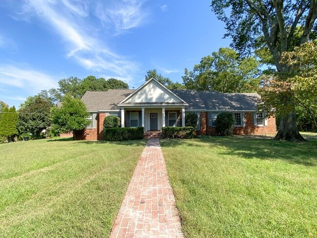 Photo - 5 bed 3 bath home recently renovated!