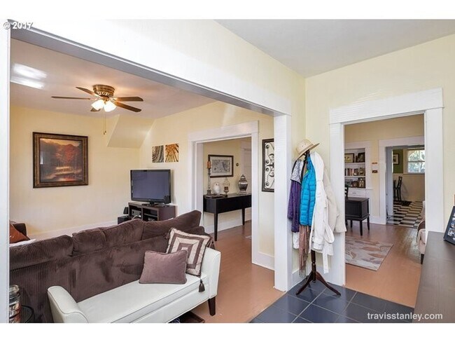 Photo - EL704-B*-R Unit 1117-R