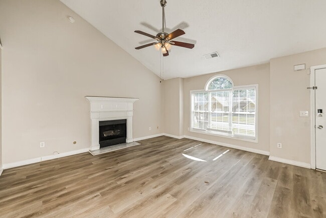 Photo - 335 Shadetree Ln