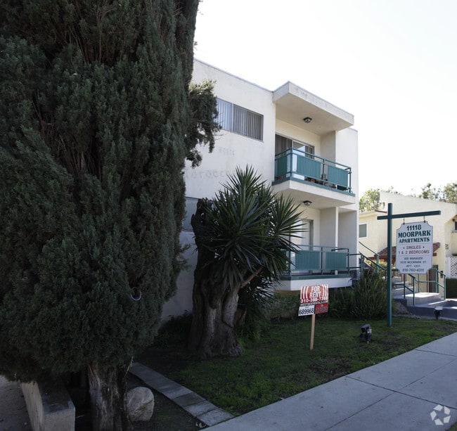 11118 Moorpark Apartments