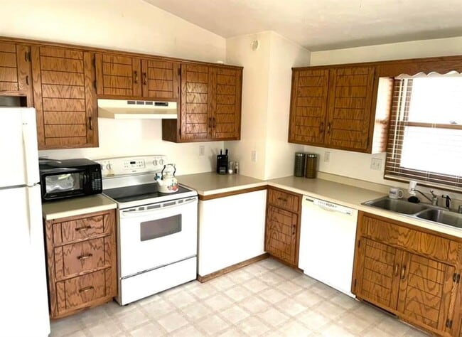 Photo - 2 Bed 1.5 Bath Townhome with 2 stall garage.