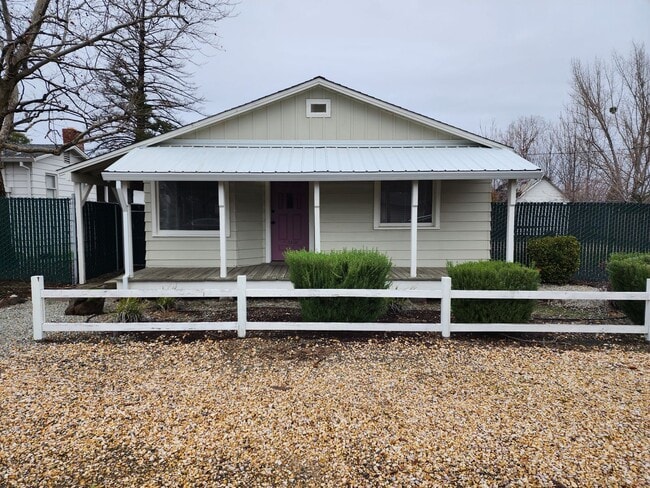 Building Photo - 1 Bedroom 1 Bath + Office/Bonus Room! Rental