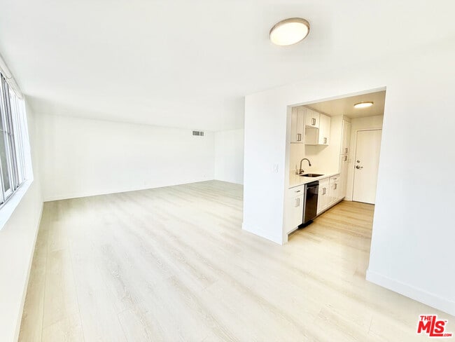 Photo - 468 S Roxbury Dr Unit 404