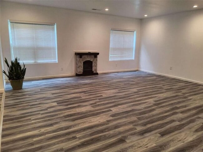 Photo - 325 Sunderland Way Apartment