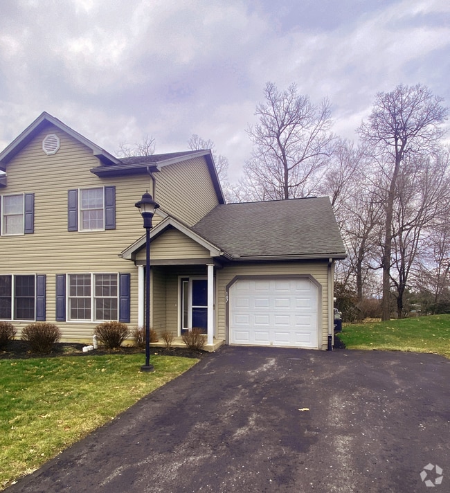 Building Photo - Beautiful 3 Bedroom, 2 1/2 Bath Townhome
