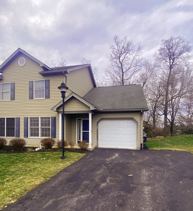 Beautiful 3 Bedroom, 2 1/2 Bath Townhome - Beautiful 3 Bedroom, 2 1/2 Bath Townhome