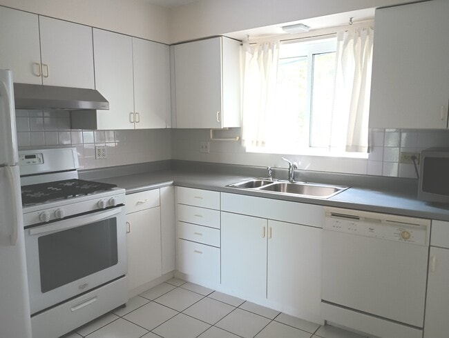 Photo - 140 Green Bay Rd