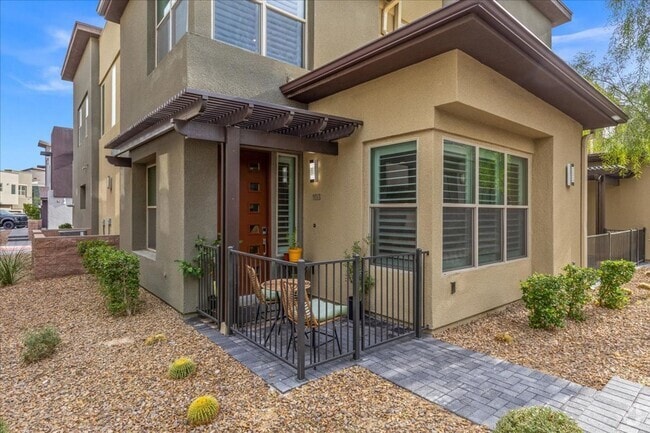 Building Photo - Luxurious, Modern, Completely Renovated 3 ... Rental