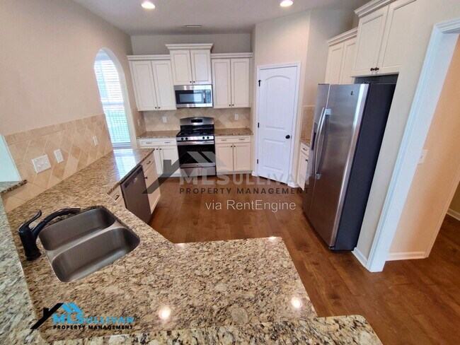 Photo - 207 Maple Walk St