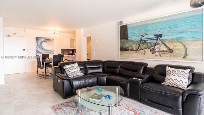 Photo - 5161 Collins Ave Unit 811