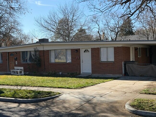 Photo - 833 N Riverside Dr