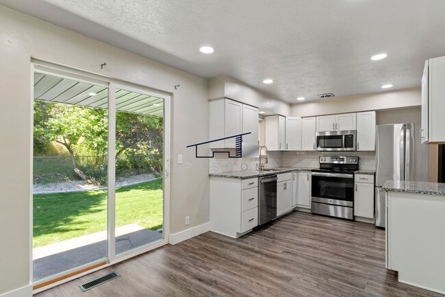 Photo - 1334 Henderson Dr