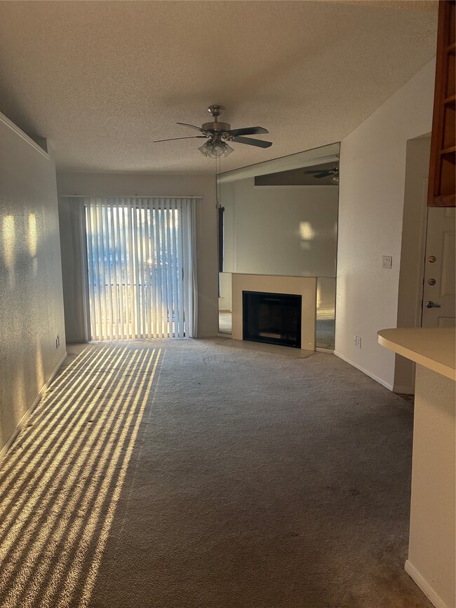 Building Photo - 2121 Hepburn St Unit 404