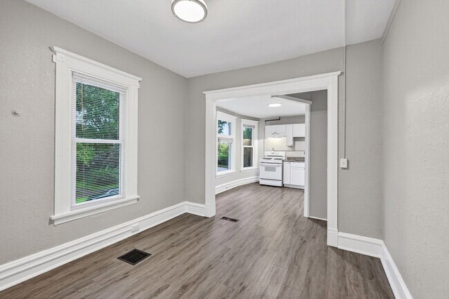 Photo - 812 7th St SE