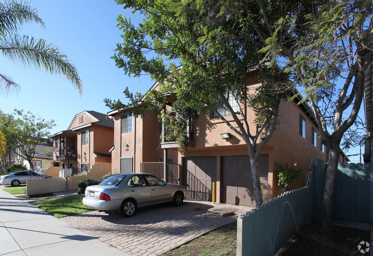 Photo - 3974-3984 Bancroft St Apartments