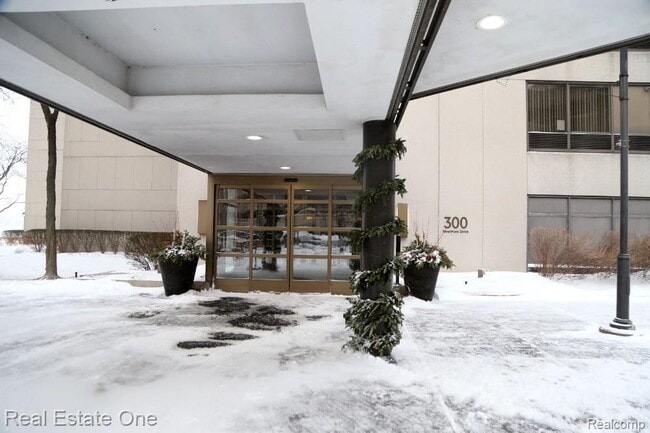 Building Photo - 1001 W Jefferson Ave Unit 300/16F