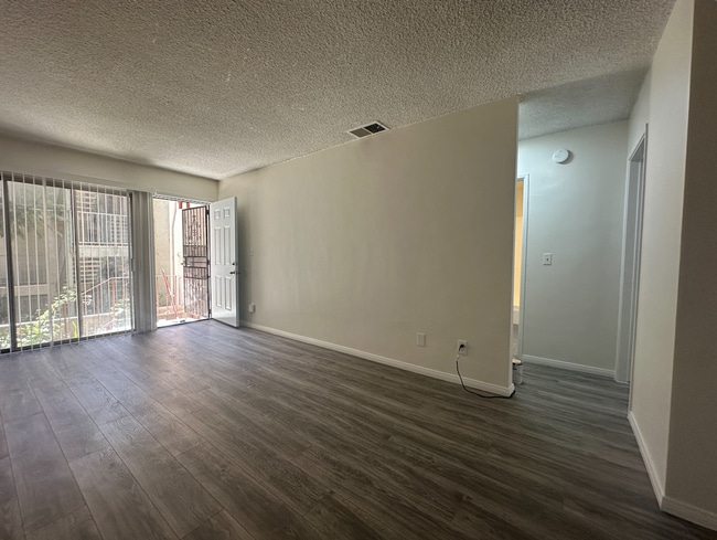 Building Photo - 906 N Beaudry Ave