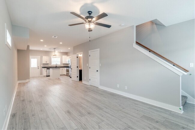 Photo - 827 Charlotte St