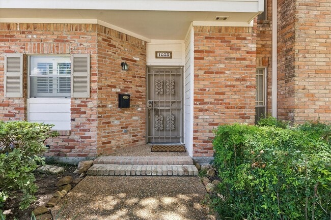 1035 Fountain View Dr