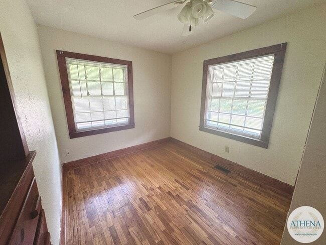 Photo - 2 Bedroom / 1 Bath House located on Bertling Street - FENCED-IN BACKYARD