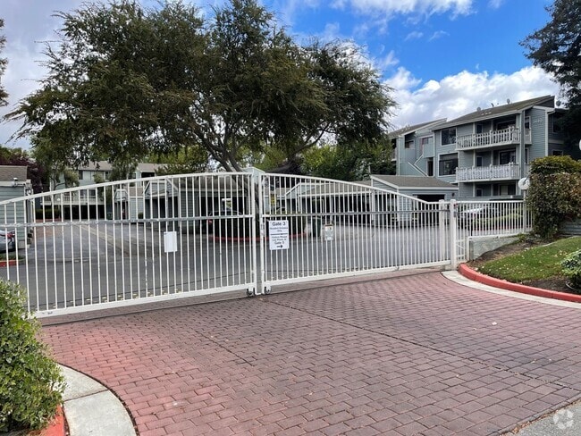 Building Photo - 2 bedrooms 2bath Condo in Fremont gated co...