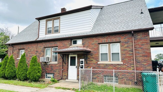 Building Photo - 2498 Woodlawn Ave Unit Upper