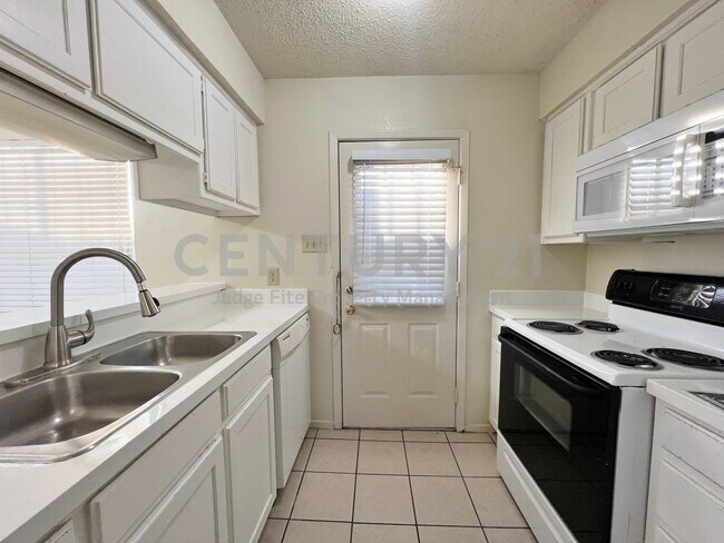 Photo - Great 2-Story 2/2.5 Condo Close to UNT For Rent!