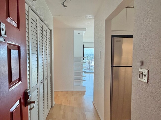 Building Photo - Lovely Fremont 2 Bedroom - Stellar Location! AVAILABLE 8/10/2026!