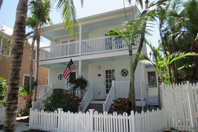 Building Photo - Fully Furnished 2 Bed 1.5 bath Home in the...