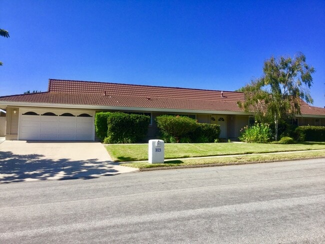 Building Photo - Panoramic views from 4 bedroom in Camarillo! Rental