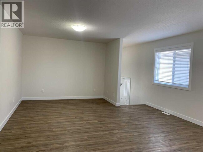 Photo - 9606-9113 113 Ave