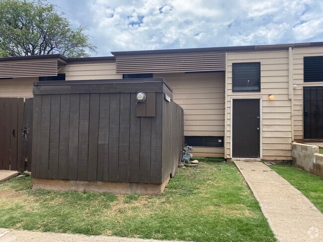 Building Photo - Three Bedroom Townhouse