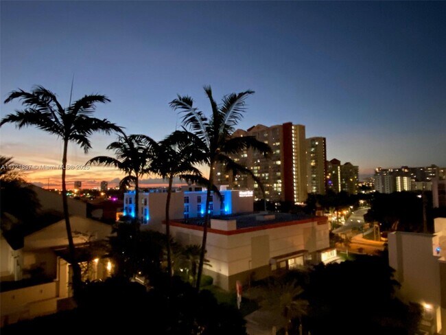 Photo - 300 Sunny Isles Blvd Unidad 4-703