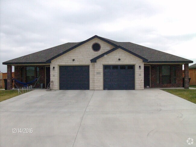 Building Photo - Beautiful 2 bed/2 bath off of Bunny Trail ... Rental
