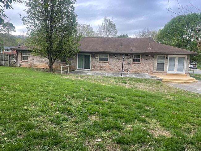 Photo - Knoxville 37918 - 3 bedroom, 1.5 bath home in Halls - Contact Lisa Vineyard and Shannon Russell (...