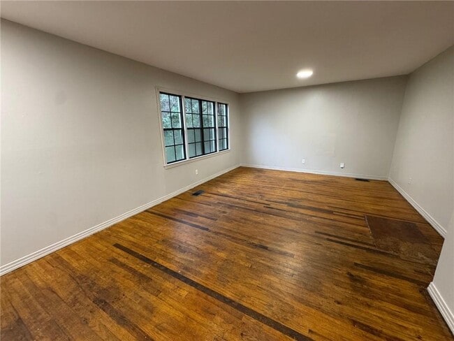 Photo - 2613 Old Military Rd