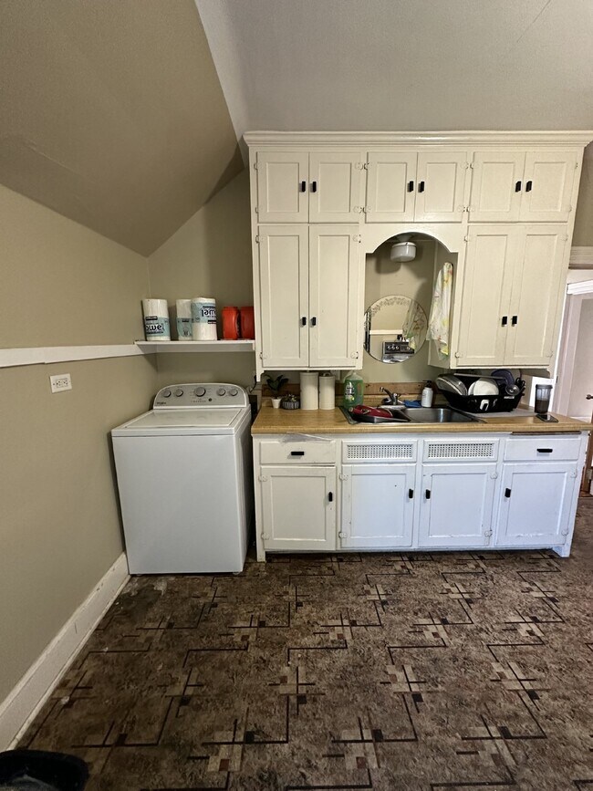 2 Bed 1 Bath Available June 1st!